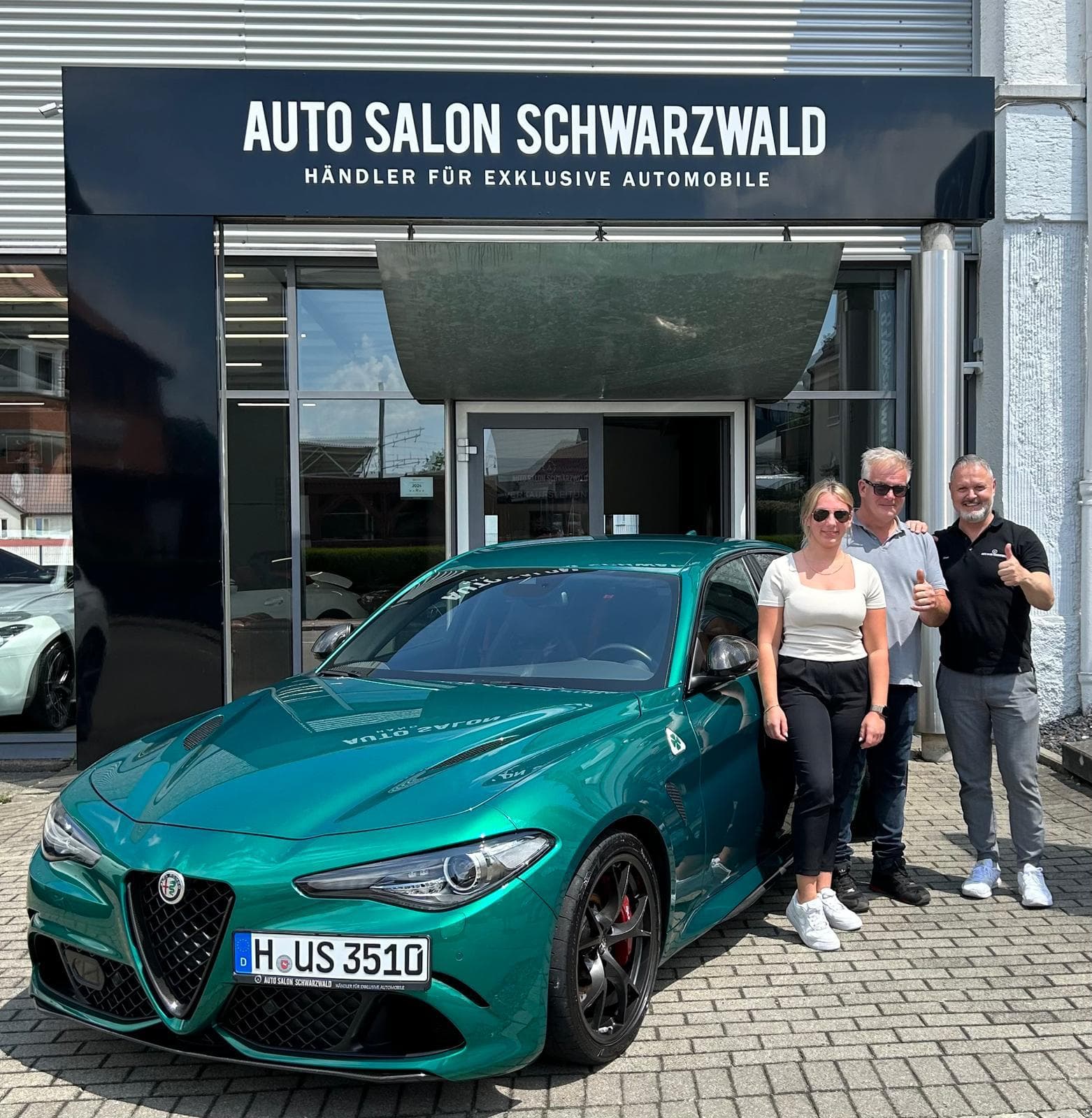 Fahrzeugübergabe bei Auto Salon Schwarzwald