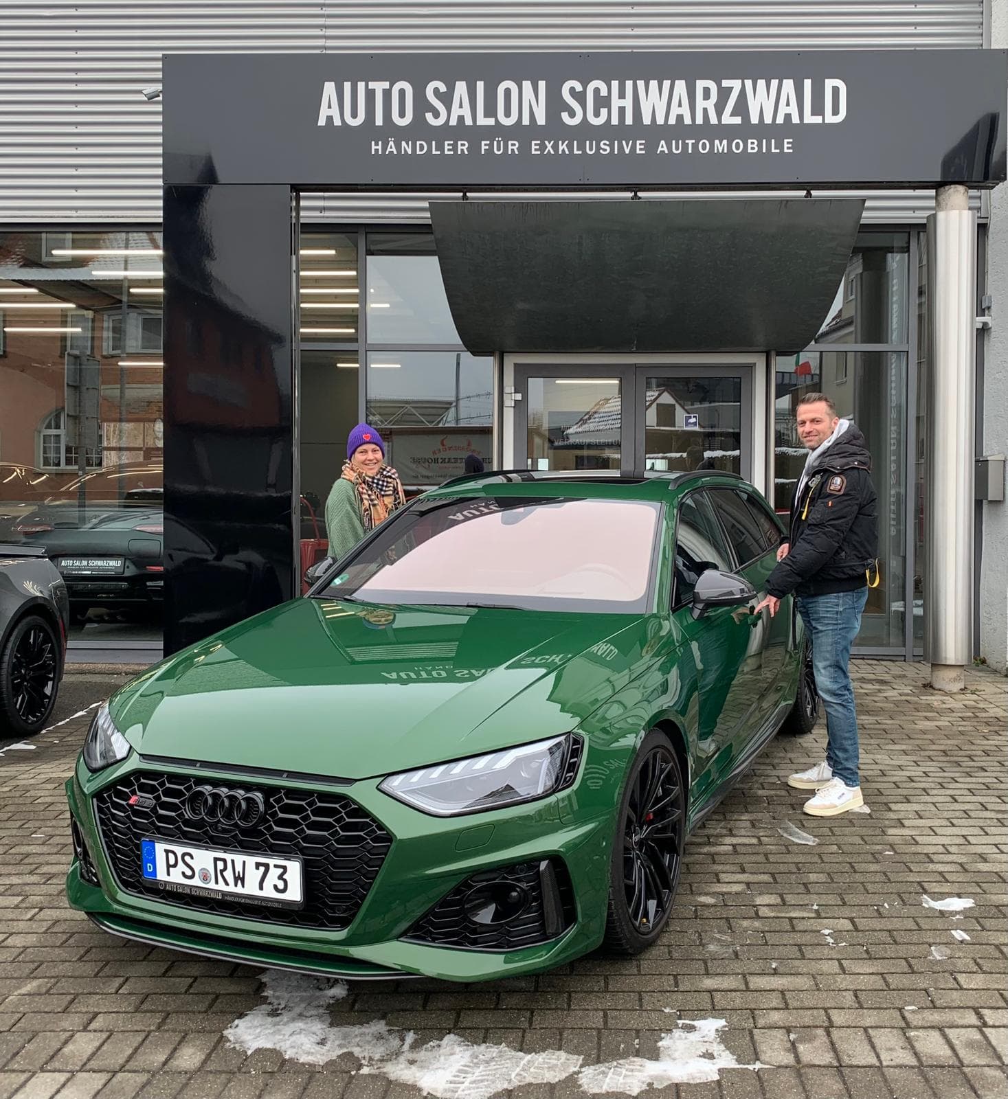 Zufriedener Kunde bei der Fahrzeugübergabe