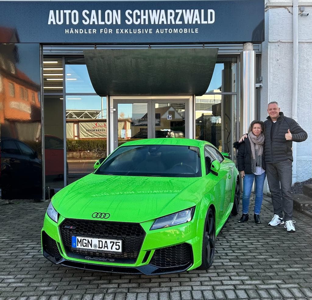 Zufriedener Kunde bei der Fahrzeugübergabe