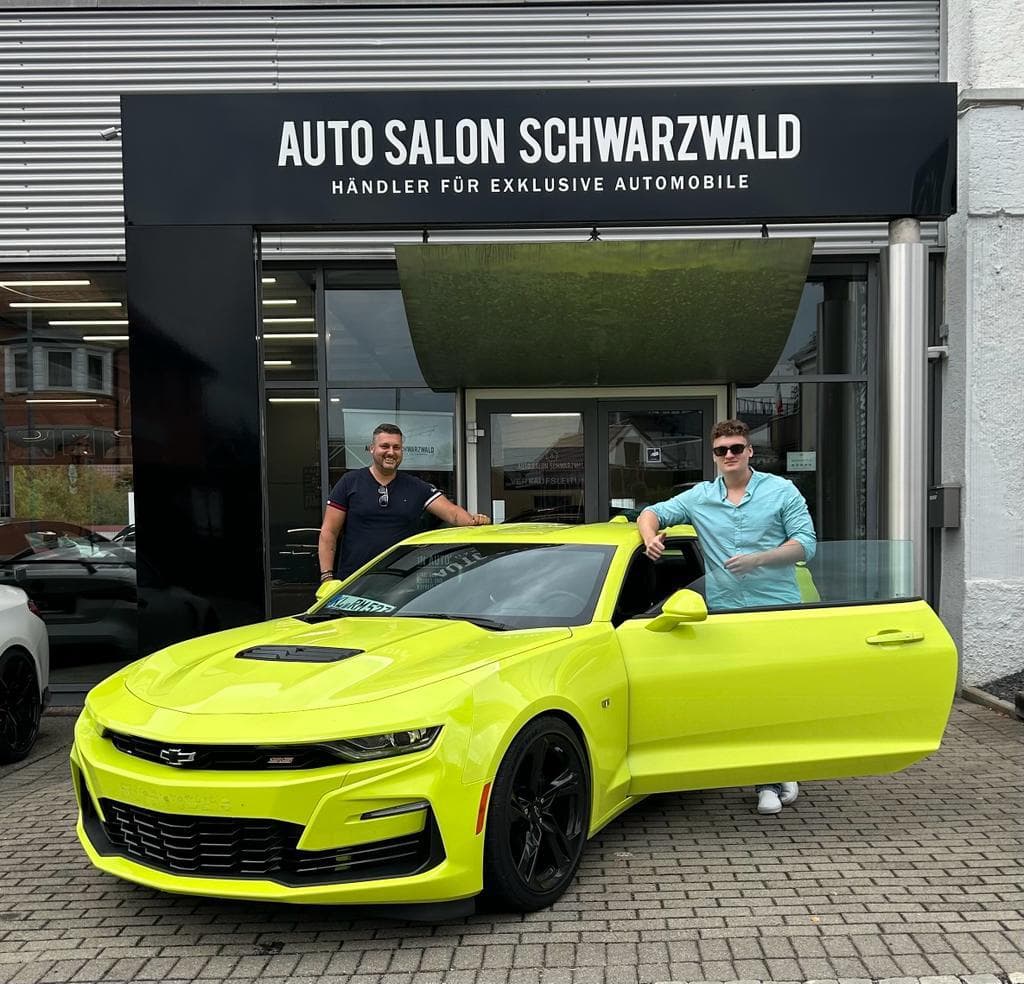 Zufriedener Kunde bei der Fahrzeugübergabe