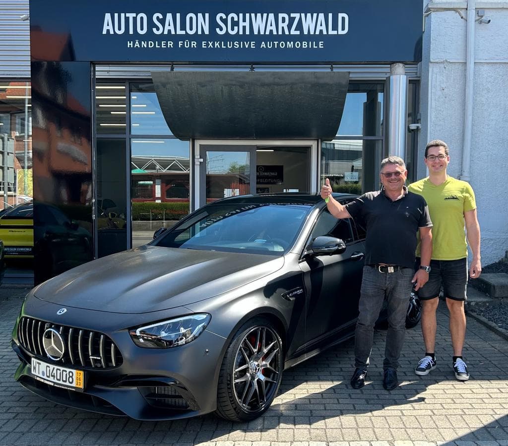 Zufriedener Kunde bei der Fahrzeugübergabe