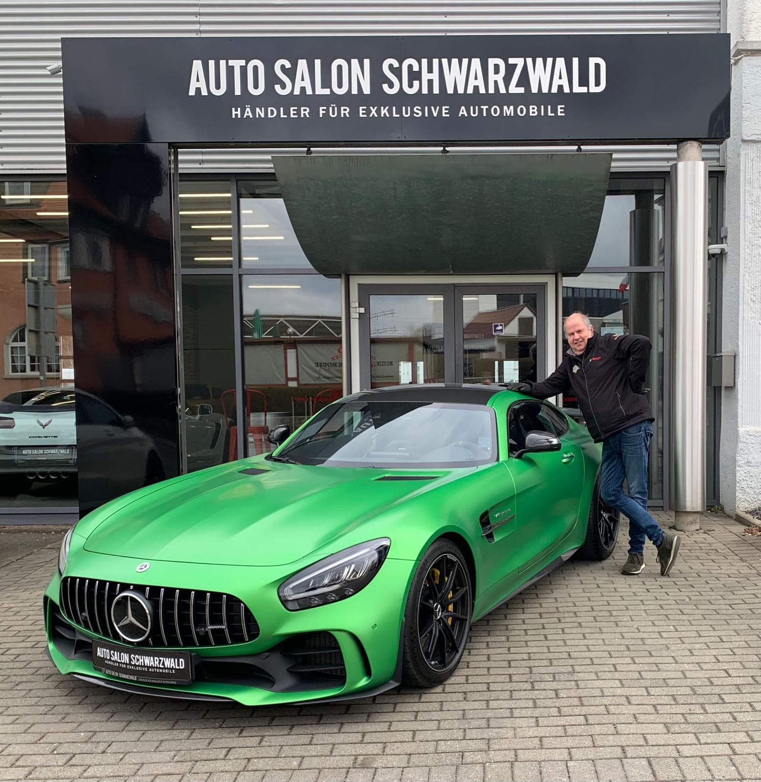 Zufriedener Kunde bei der Fahrzeugübergabe