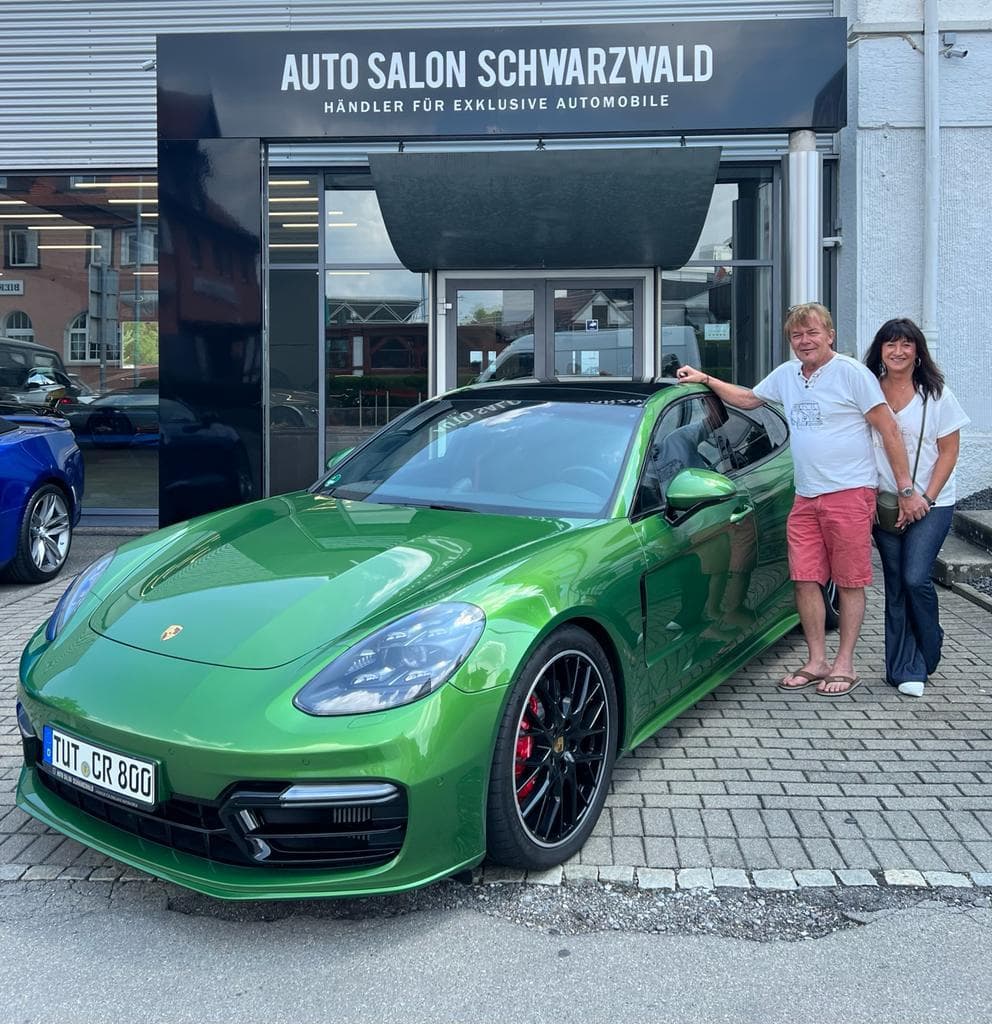 Zufriedener Kunde bei der Fahrzeugübergabe