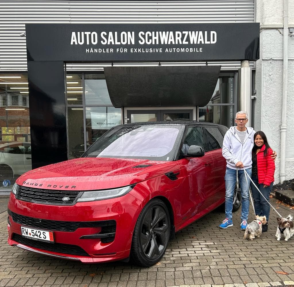 Zufriedener Kunde bei der Fahrzeugübergabe