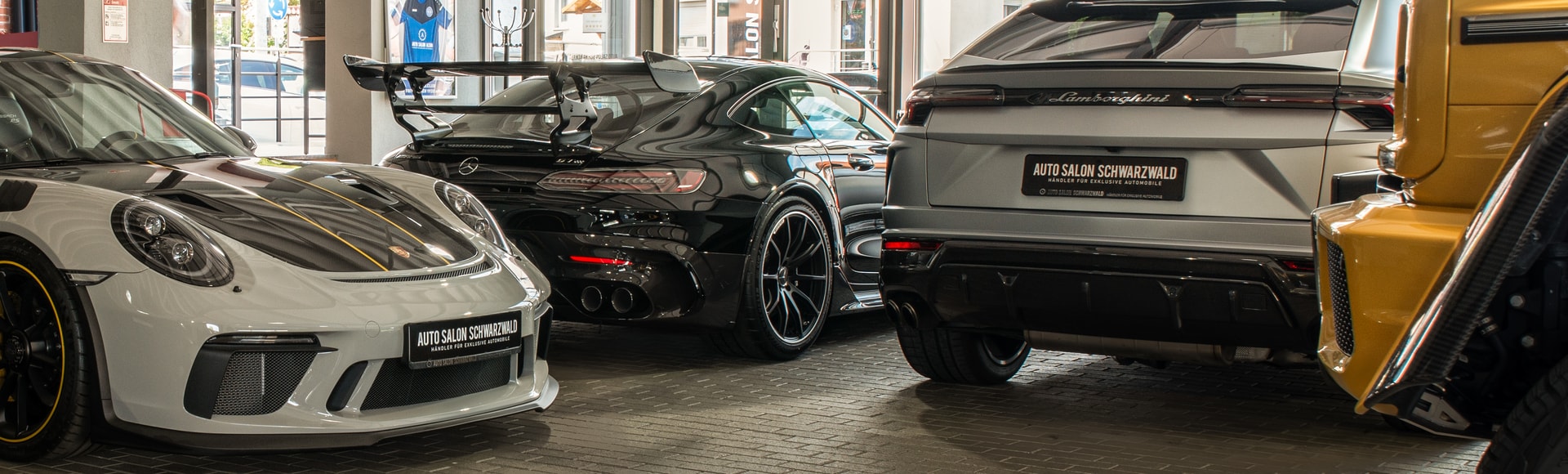 Showroom von Auto Salon Schwarzwald in Trossingen mit Porsche, Mercedes-AMG und Lamborghini